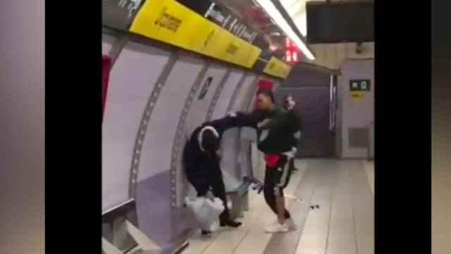 Pelea en el metro de Barcelona con una navaja / BCN LEGENDS