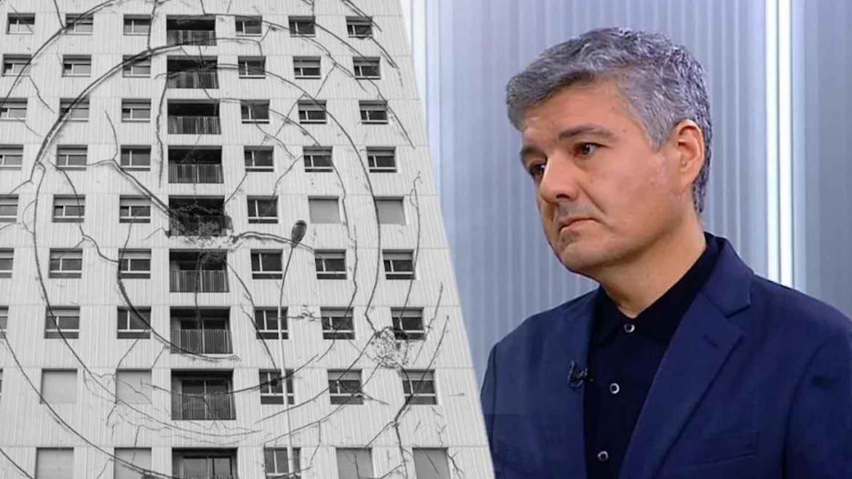 Javier Burón, ex gerente de vivienda del Ayuntamiento de Barcelona, junto a un edificio de pisos sociales / CG