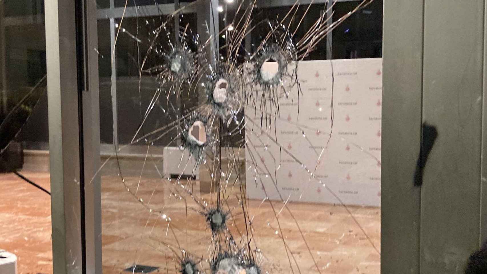 Destrozos causados por okupas en el Ayuntamiento de Barcelona / TWITTER ELENA BURÉS