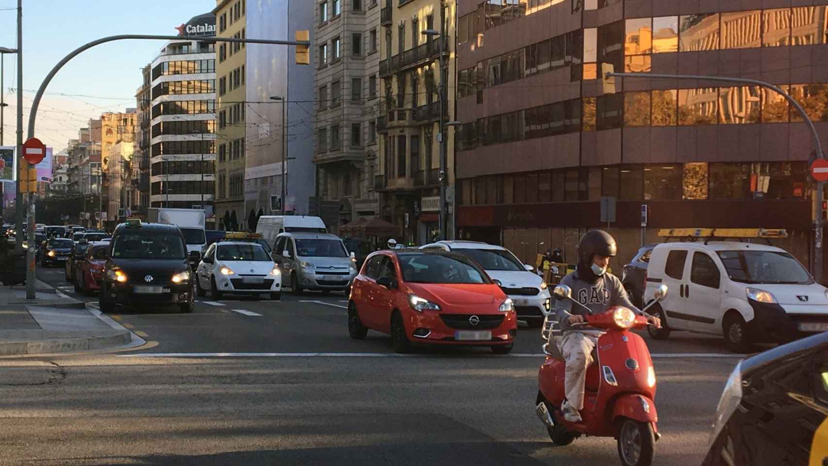 Tráfico en la calle Aragó, donde se ha implantado un nuevo carril bici / RP