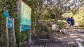 Visitantes siguen itinerarios señalizados en los parques naturales de la provincia de Barcelona / RICARD BADIA, DIPUTACIÓ DE BARCELONA