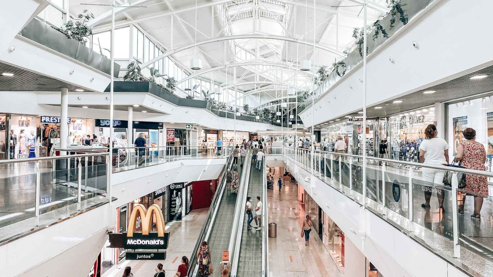 Plano general de un centro comercial con decenas de personas / CENTRO COMERCIAL ARCÁNGEL