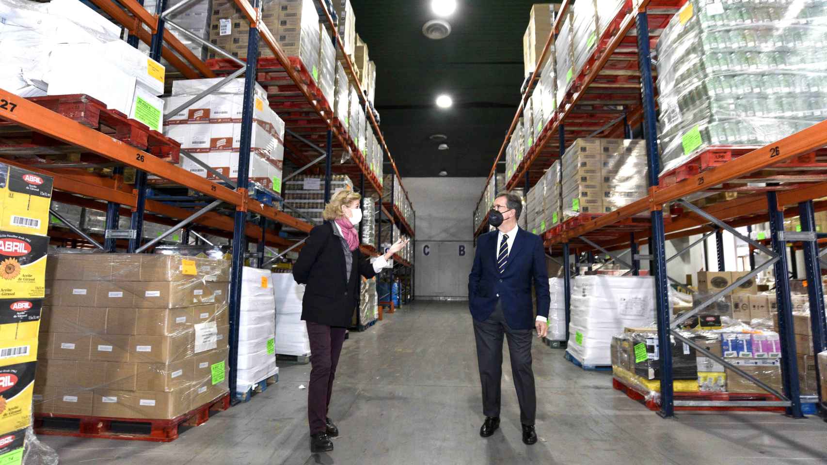 La presidenta de la Federación Catalana del Banc dels Aliments, Roser Brutau, y el director general de la Fundación la Caixa, Antonio Vila, visitan el almacén del banco de alimentos