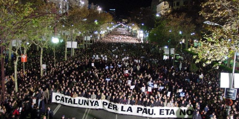 Manifestación por la paz en Barcelona tras el asesinato de Ernest Lluch / JOSE MARÍA ALGUERSUARI