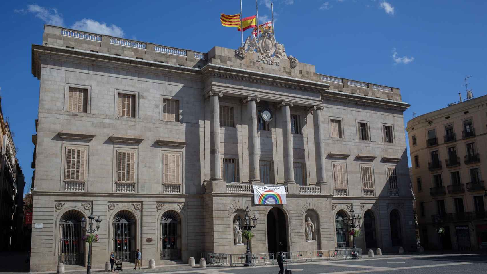 Fachada del Ayuntamiento de Barcelona con un dibujo de un arcoiris mientras la ciudad continúa en la fase cero de la desescalada en la novena semana del estado de alarma