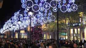El Portal de l'Àngel de Barcelona, iluminado con las luces de las Fiestas de Navidad / AJ. DE BCN