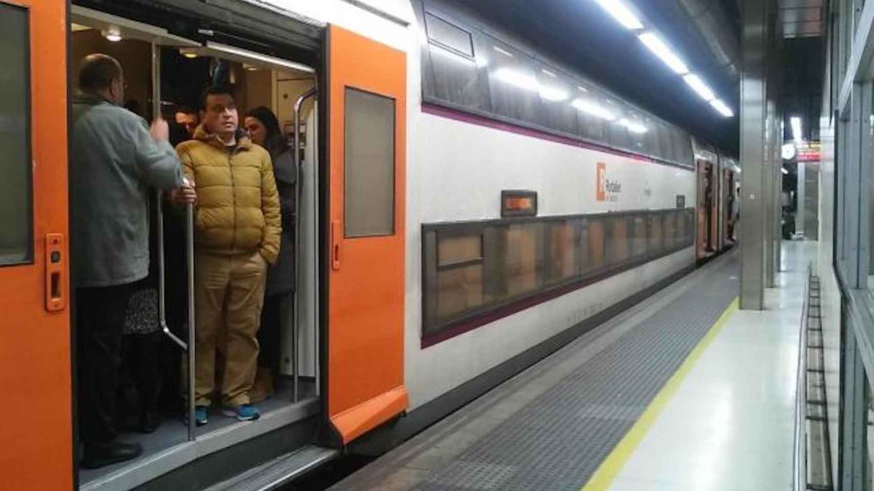 Usuarios de Rodalies abarrotan un tren en Barcelona Sants / EUROPA PRESS
