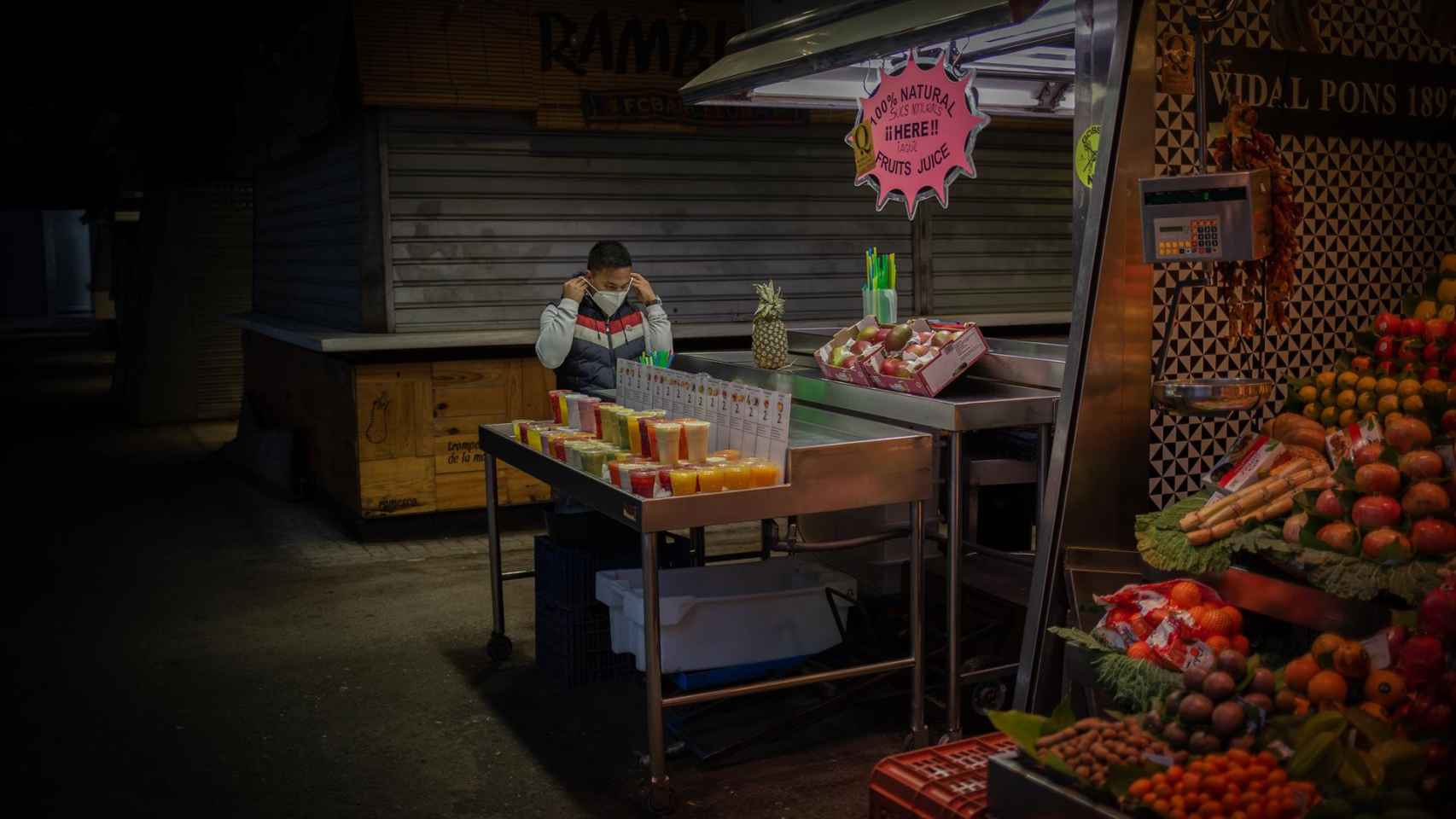 Un puesto con zumos de frutas en el Mercado de la Boquería, en Barcelona / EUROPA PRESS- David Zorrakino