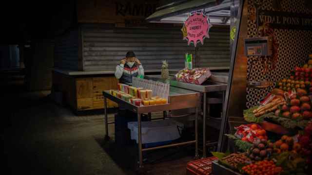 Un puesto con zumos de frutas en el Mercado de la Boquería, en Barcelona / EUROPA PRESS- David Zorrakino