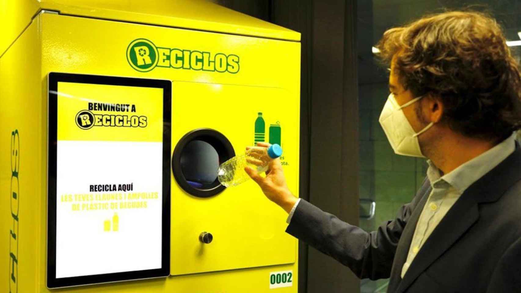 Las nuevas máquinas para reciclar que se han instalado en las estaciones de FGC / ECOEMBES