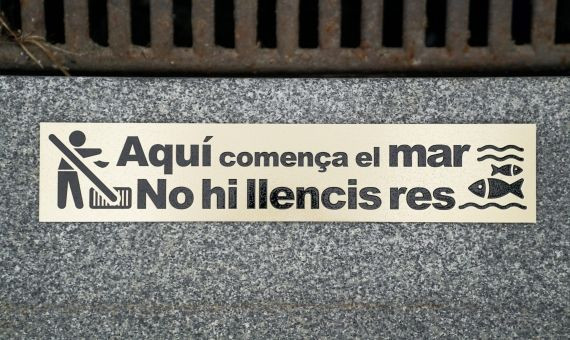El Ayuntamiento instala placas como esta en los imbornales / AJUNTAMENT DE BARCELONA