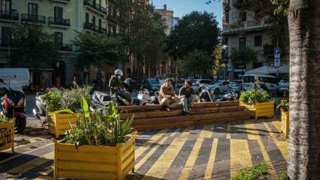 Jóvenes conversan entre las manzanas de la futura superilla del Eixample en Barcelona / PABLO MIRANZO