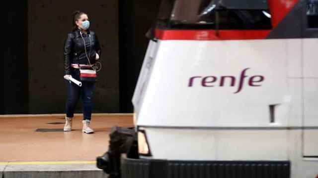 Una mujer con mascarilla espera un tren en una estación de Rodalies / EFE