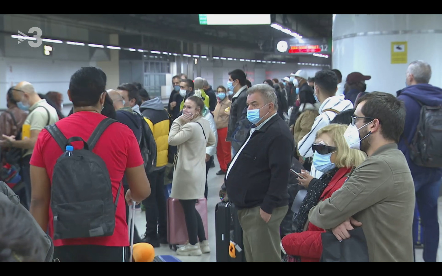 Uno de los andenes de Barcelona Sants, abarrotado de pasajeros que esperan un tren durante la pandemia del Covid-19 / TV3
