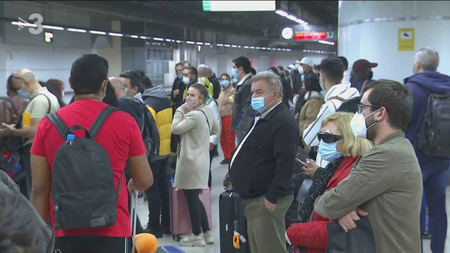 Uno de los andenes de Barcelona Sants, abarrotado de pasajeros que esperan un tren / TV3