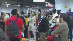 Uno de los andenes de Barcelona Sants, abarrotado de pasajeros que esperan un tren / TV3