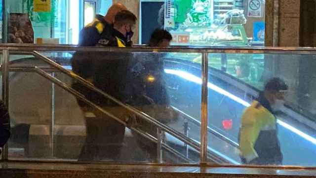 Agentes de la Guardia Urbana durante el operativo policial en el metro de Artigues de Badalona / TWITTER - XAVIER GARCÍA ALBIOL