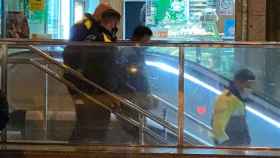 Agentes de la Guardia Urbana durante el operativo policial en el metro de Artigues de Badalona / TWITTER - XAVIER GARCÍA ALBIOL
