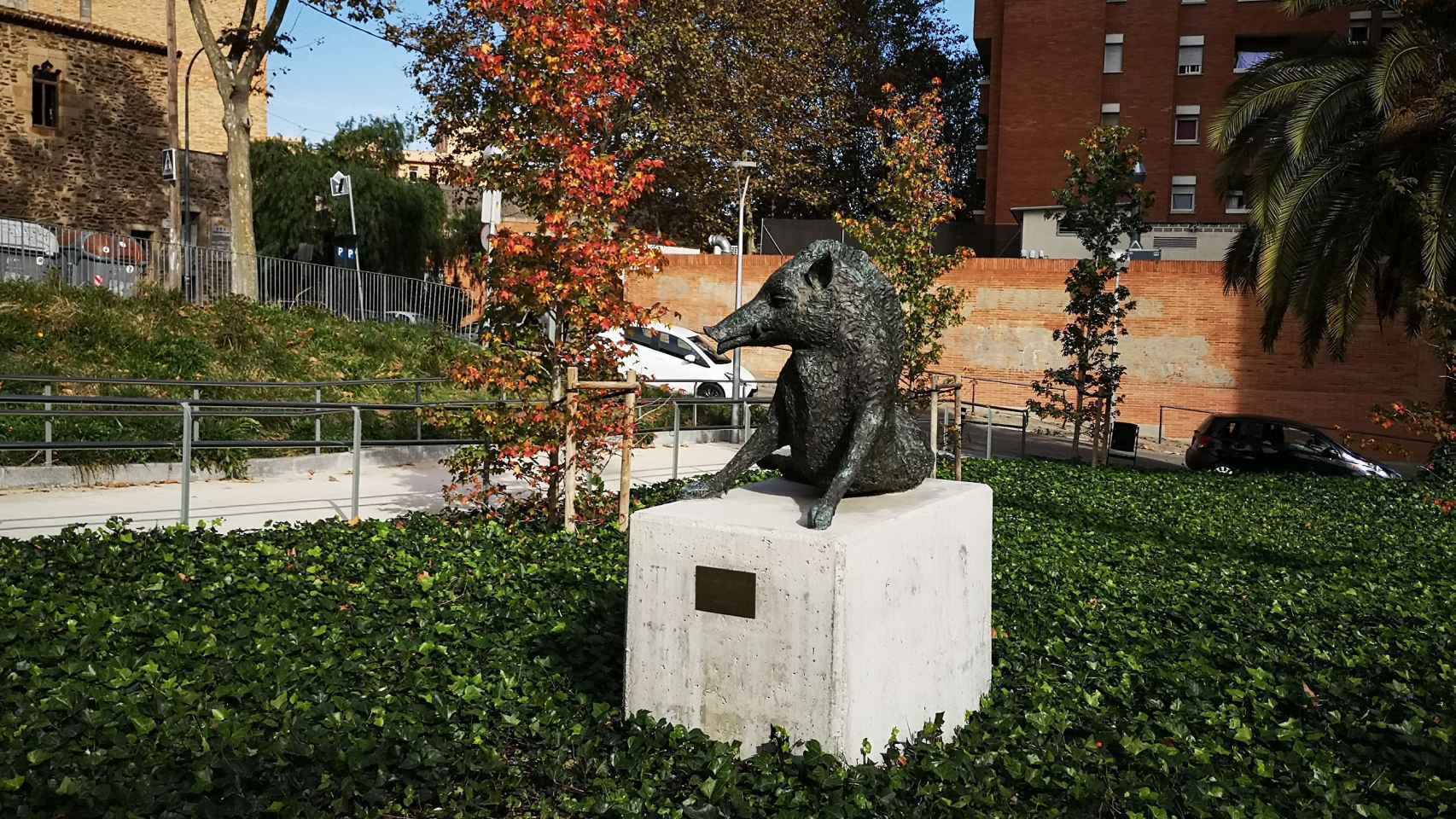 El 'porc senglar de Barcelona' posa en los jardines Tir de Barcelona / INMA SANTOS