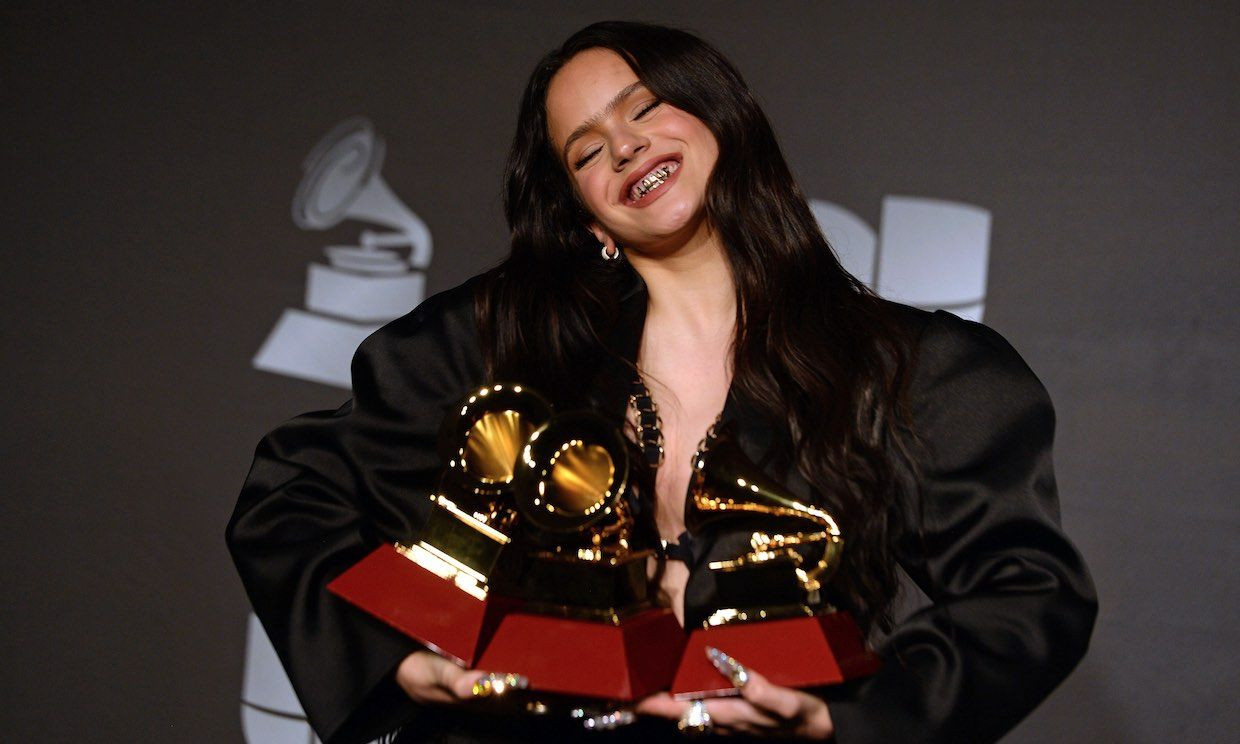 La cantante barcelonesa Rosalia posa con los tres Latin Grammy que ganó / GETTY IMAGES