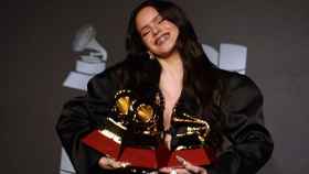 La cantante barcelonesa Rosalia con los tres Latin Grammy / GETTY IMAGES