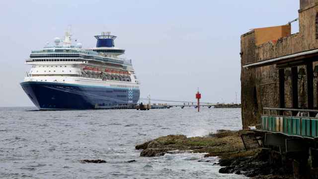 Un crucero de grandes dimensiones pasando por la costa / EFE