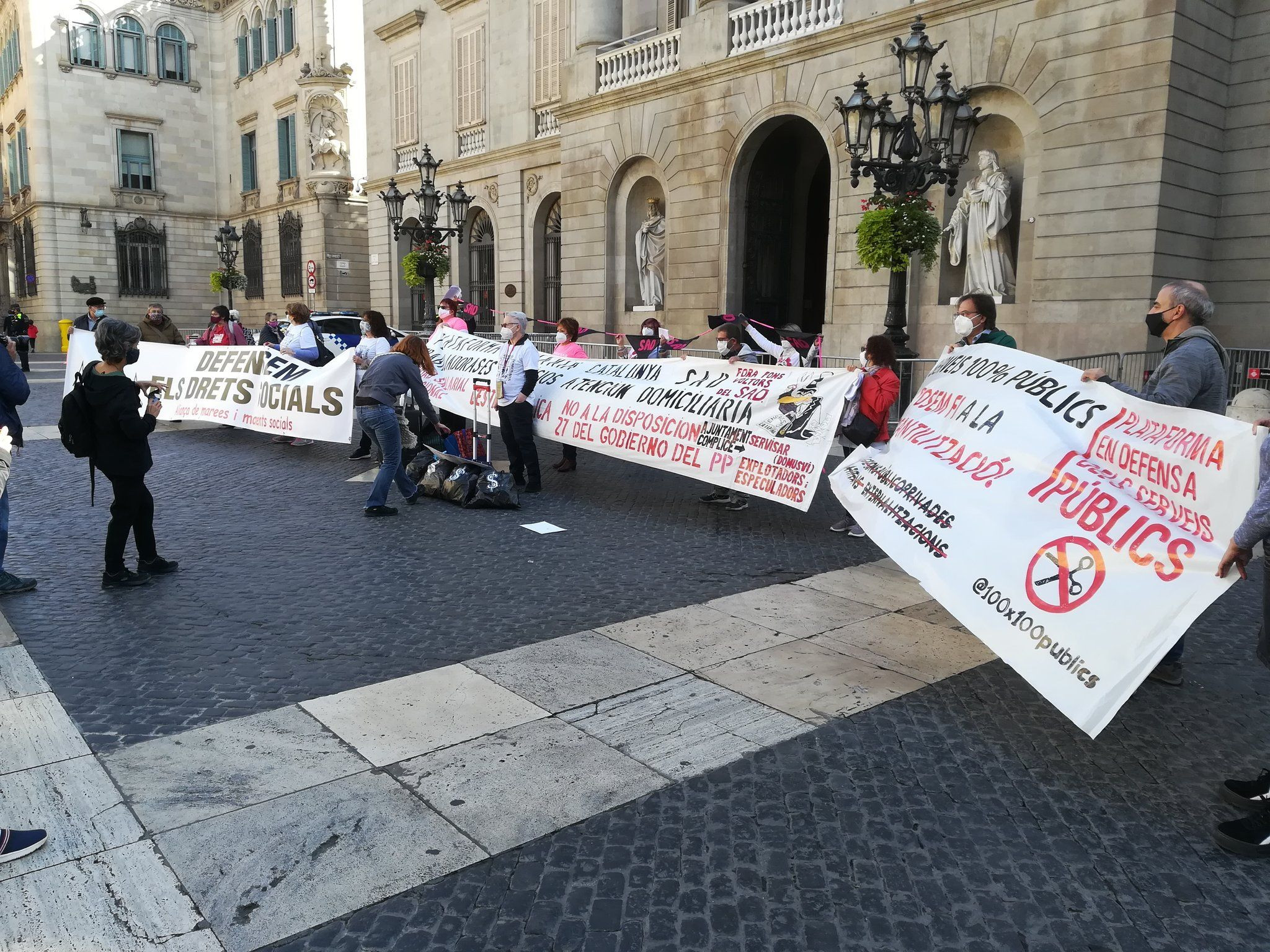 Manifestación en la plaza Sant Jaume para pedir la remunicipalización del SAD / @100X100PUBLICS