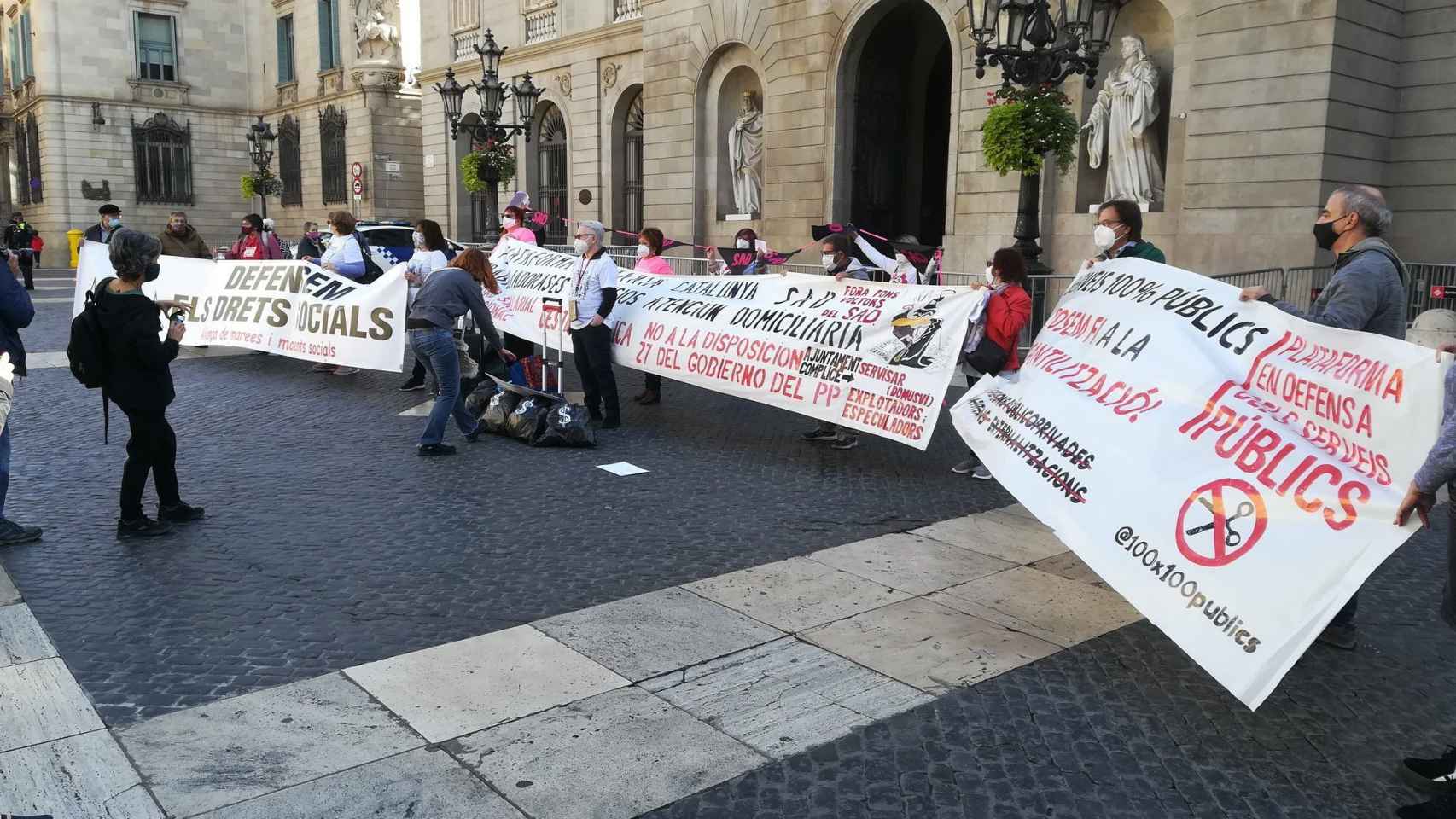 Manifestación en la plaza Sant Jaume de Barcelona para pedir la remunicipalización del Servicio de Atención Domiciliaria / @100X100PUBLICS