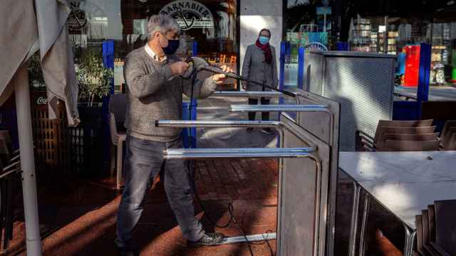 Empleados y propietarios preparan locales de restauración a la espera del inicio de la desescalada / EFE - Enric Fontcuberta