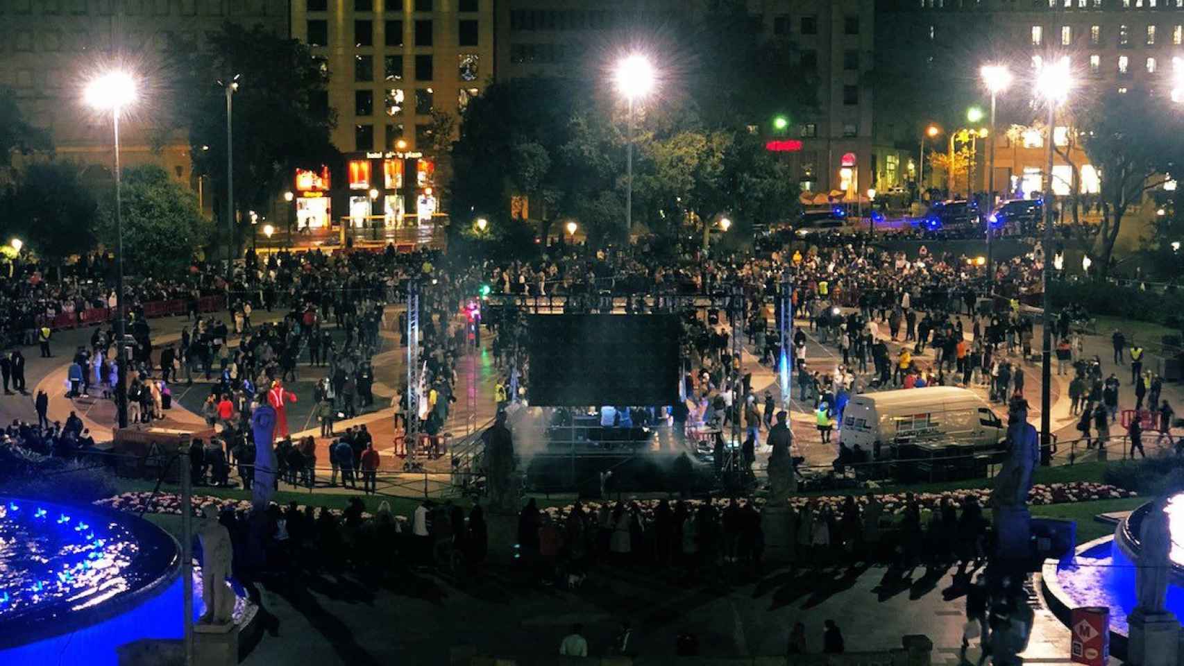 Discoteca improvisada en plaza Catalunya / TWITTER - @gpsantanaq