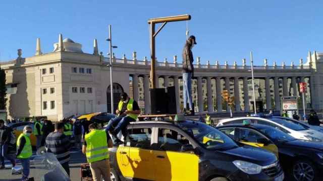 Protesta de taxistas en coche en Barcelona hace unos días / MA