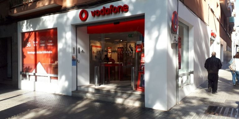 Los atracadores asaltaron esta tienda de telefonía móvil en la avenida Catalunya de Cerdanyola del Vallès / M.A