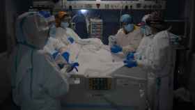 Sanitarios atienden a un paciente en la UCI del Hospital del Mar / EUROPA PRESS