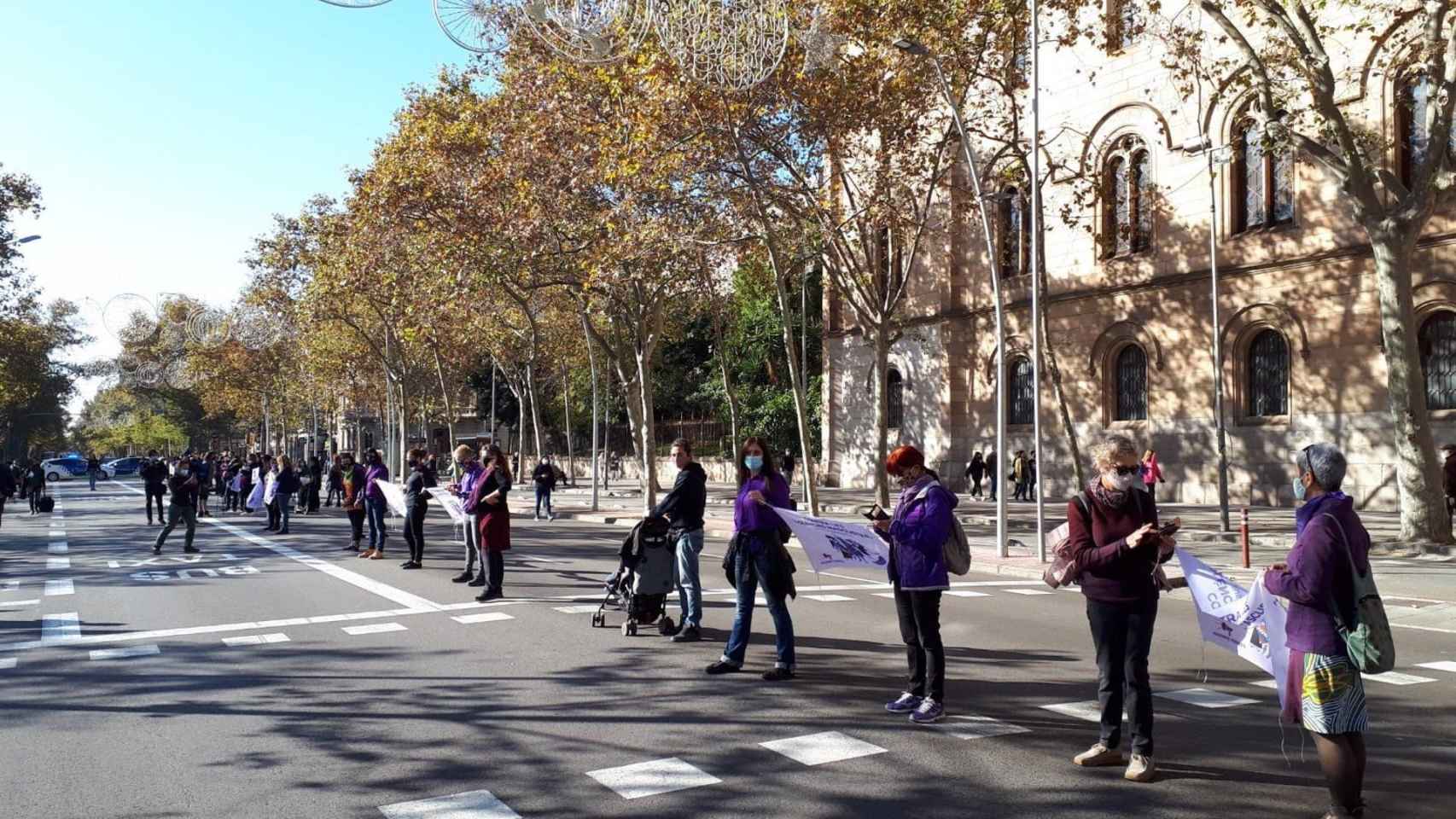 La cadena humana feminista en la Gran Via de Barcelona / EUROPA PRESS