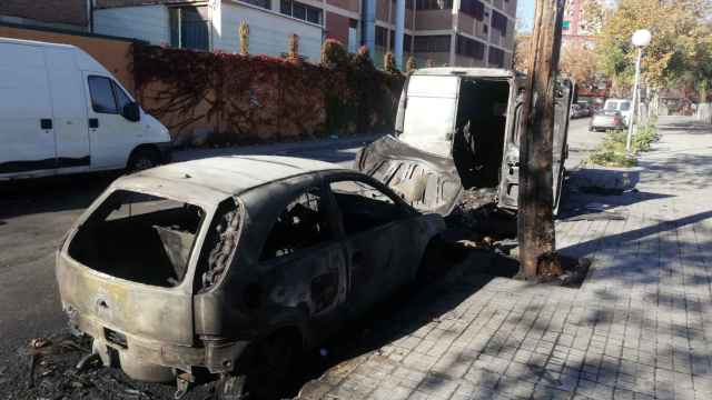 Turismo totalmente calcinado en la vía pública de Badalona / CEDIDA