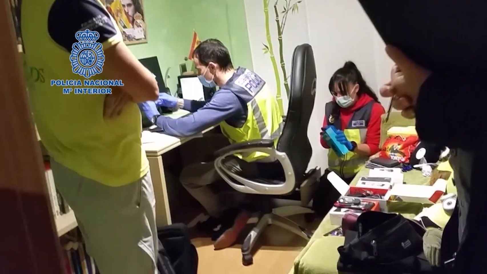 Agentes de la Policía Nacional durante la operación contra la pornografía infantil en internet que ha finalizado con un detenido en el Prat / POLICÍA NACIONAL