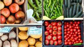 Varias cajas de frutas y hortalizas en un mercado / ARCHIVO