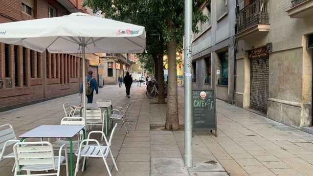 Terraza de un bar de la calle Blai de El Poble-sec con ofertas económicas y sin clientela durante la reapertura de la restauración / V.M.