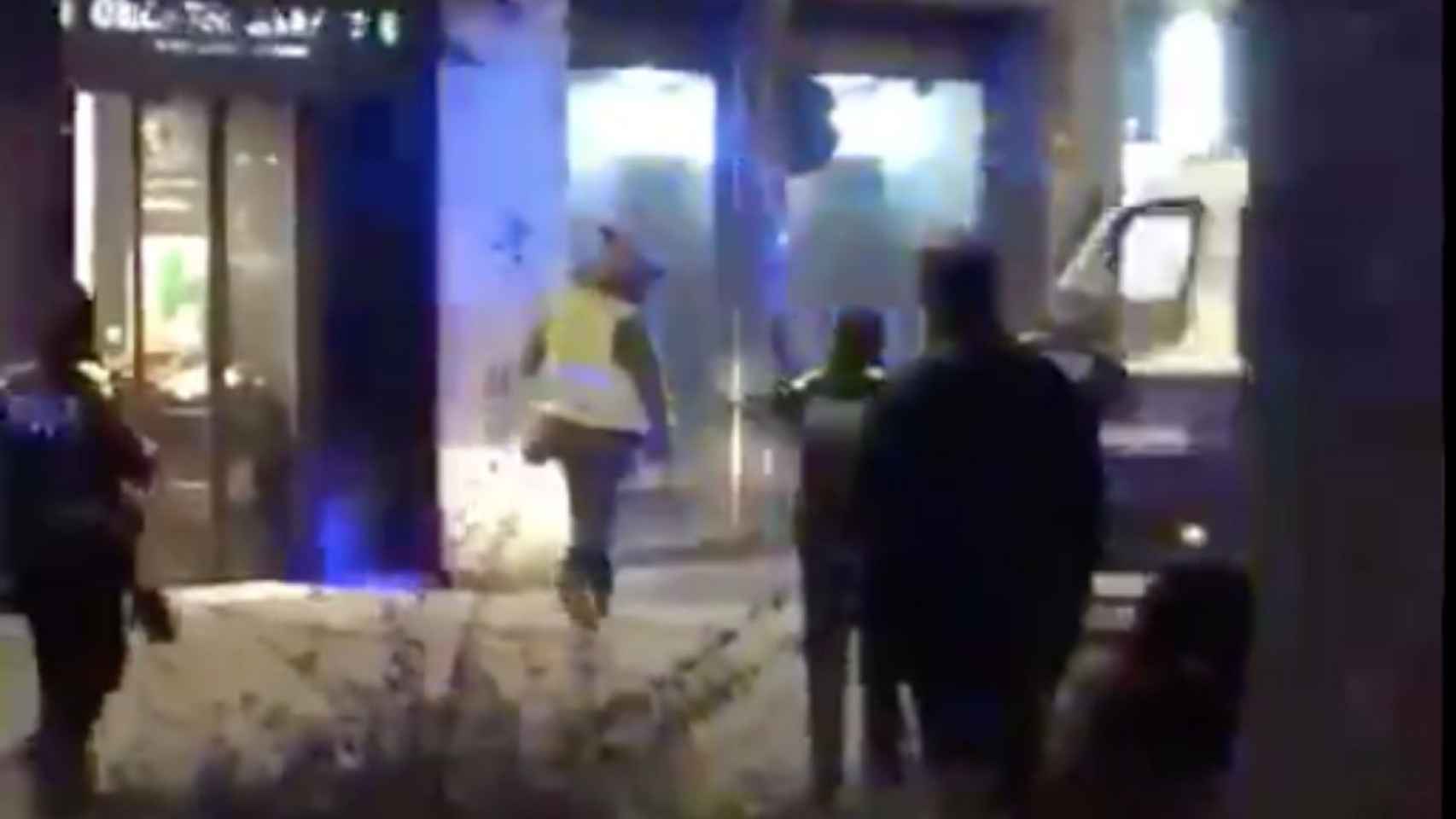 Un grupo de urbanos persigue a un hombre con cuchillo en el paseo Sant Joan este sábado / TWITTER