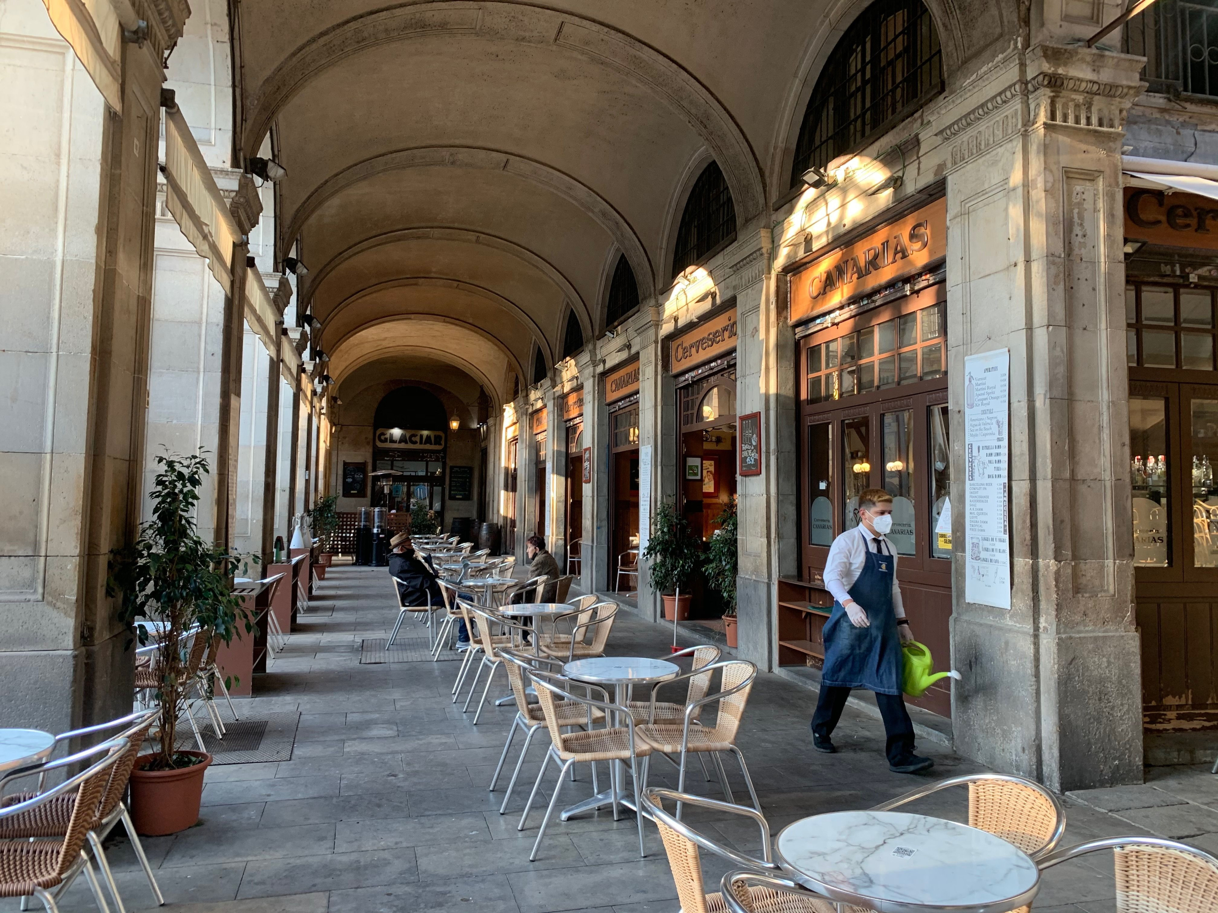 Una terraza de uno de los bares de la plaza Reial de Barcelona con pocos clientes durante el primer día de reapertura de la restauración / V.M.