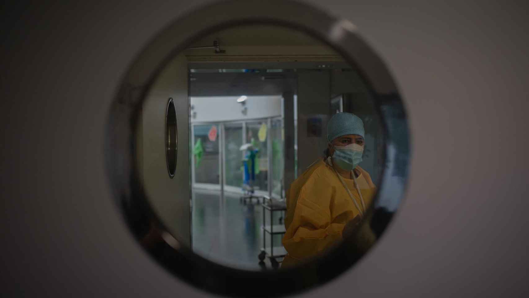 Un trabajador sanitario protegido en la Unidad de Cuidados Intensivos –UCI- del Hospital del Mar / EUROPA PRESS - David Zorrakino