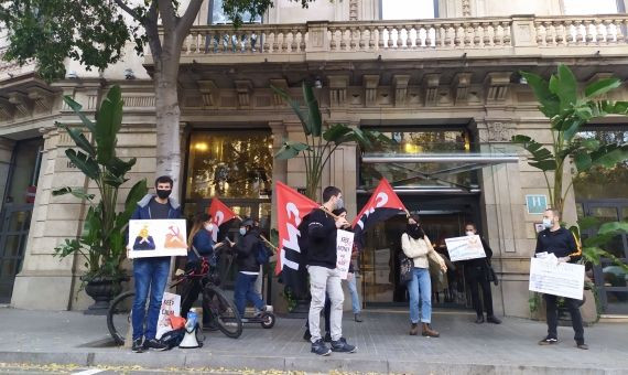 Protesta de los empleados del Hotel Bagués frente al hotel Claris/ E.G