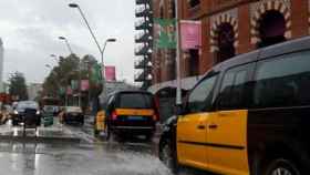 Taxis en un día con lluvia junto a la plaza de Espanaya / EUROPA PRESS