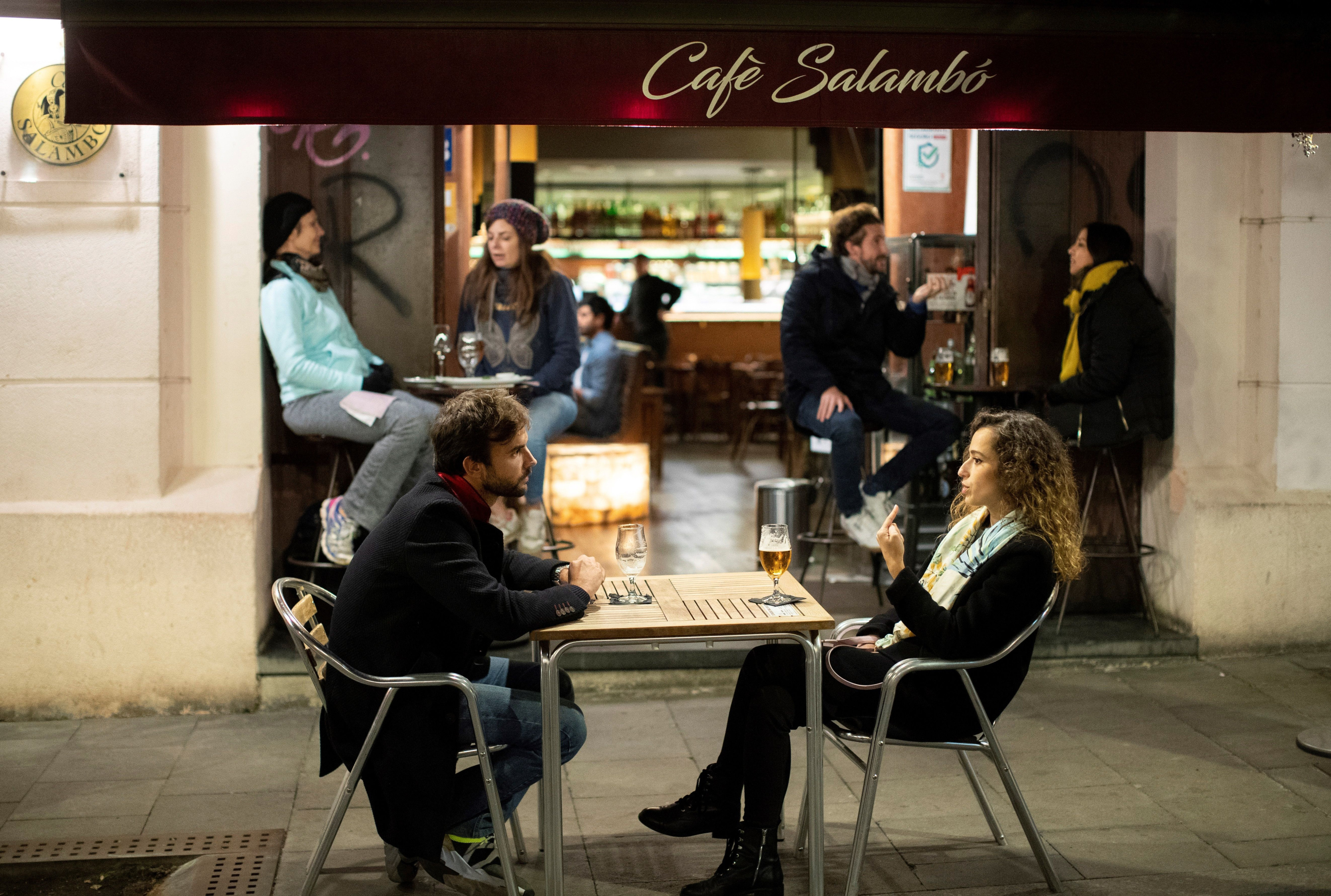Varias personas conversan en la terraza de un bar de Barcelona / EFE - Marta Pérez