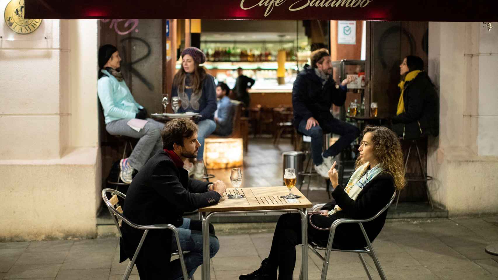 Varias personas conversan en la terraza de un bar de Barcelona / EFE - Marta Pérez