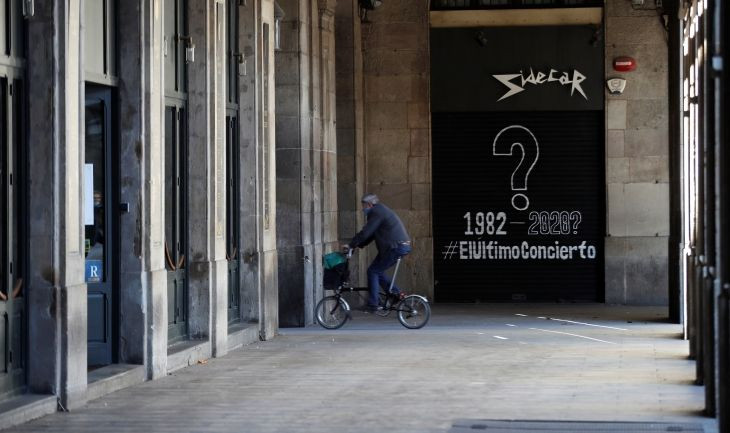 Un hombre pasa a las puertas de la sala de conciertos Sidecar, en la plaza Real de Barcelona / EFE - Toni Albir