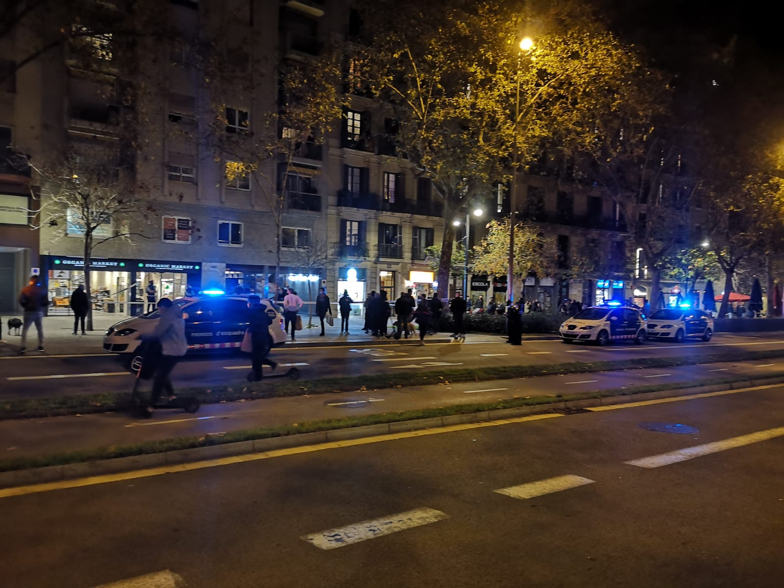 Coches policiales de Mossos en el paseo Sant Joan, una hora después de que la Guardia Urbana disparara al sintecho / GUILLEM ANDRÉS