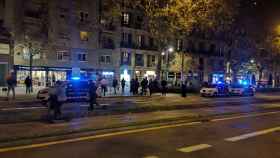Coches policiales de Mossos en el paseo Sant Joan, una hora después de que la Guardia Urbana disparara al sintecho  / GUILLEM ANDRÉS