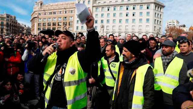 Manifestación de Élite Taxi en plaza Catalunya, antes de que Uber abandonase Barcelona en 2019 / EFE