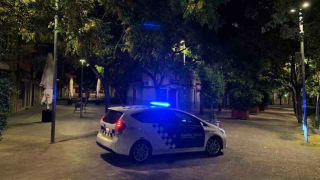 Un coche de la policía local en l'Hospitalet de Llobregat / L'HOSPITALET DE LLOBREGAT